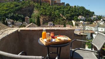 Daily continental breakfast (EUR 10 per person)
