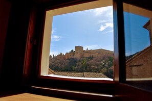 Estúdio superior | Edredons de pluma, cofres nos quartos, espaço de trabalho para notebook