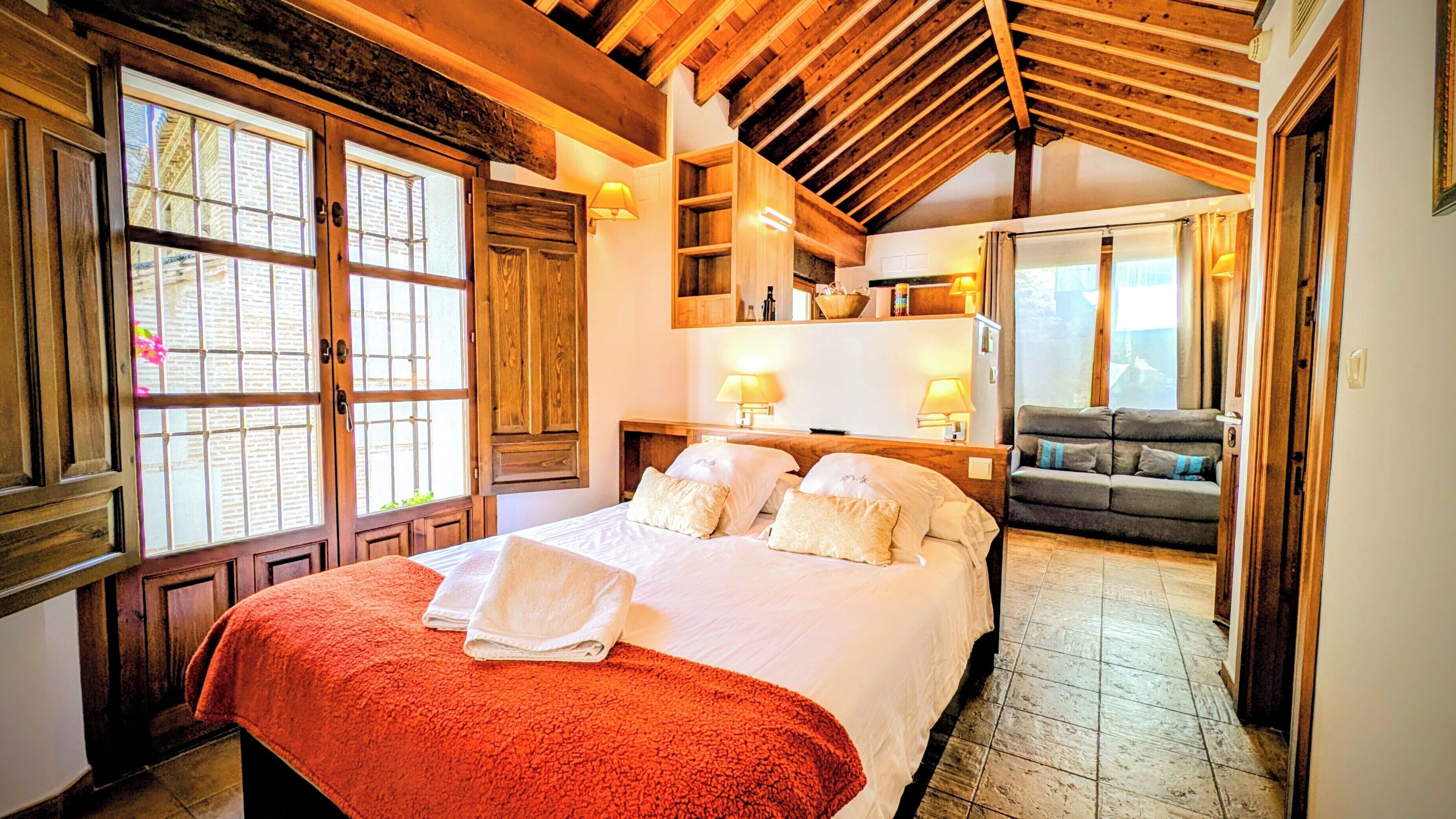 Superior studio | Donzen dekbedden, een kluis op de kamer, een laptopwerkplek