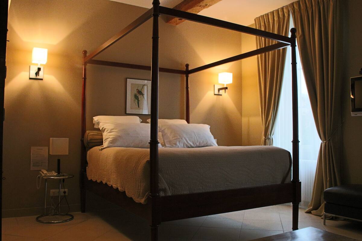 deluxe double room | minibar, in-room safe, desk, free wifi