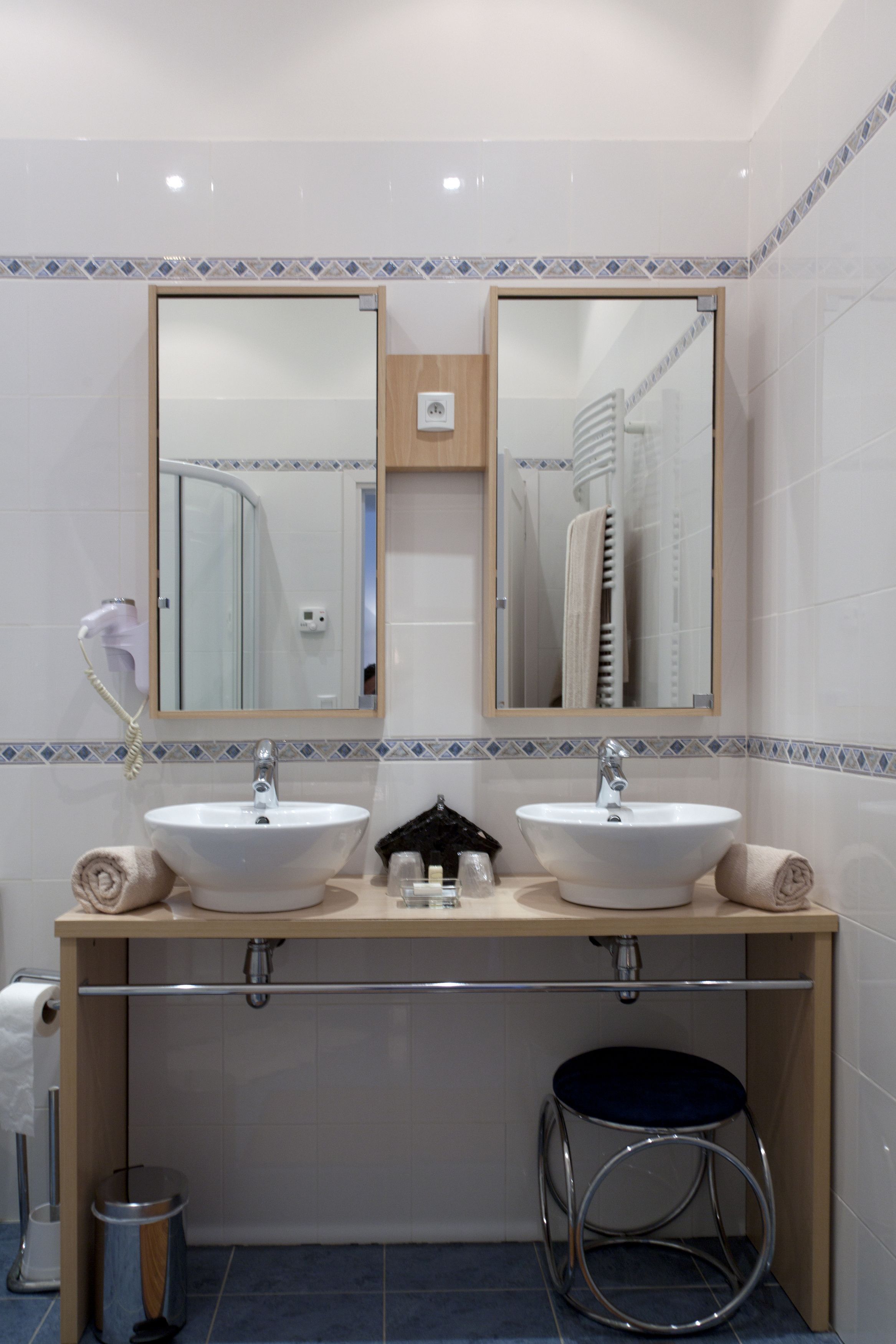 standard double room | bathroom | free toiletries, hair dryer, towels