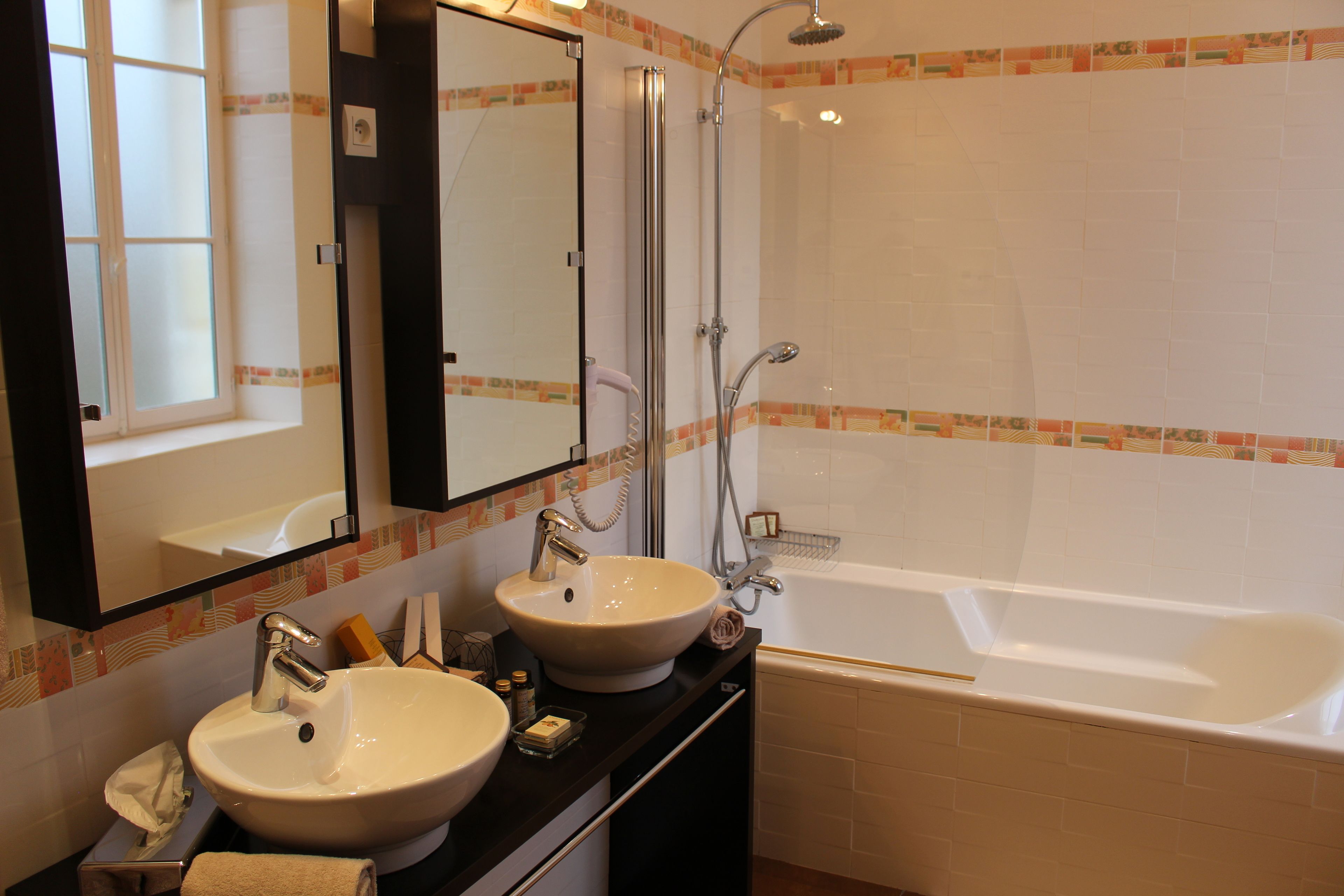 superior room | bathroom | free toiletries, hair dryer, towels