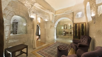 Deluxe Cave Suite