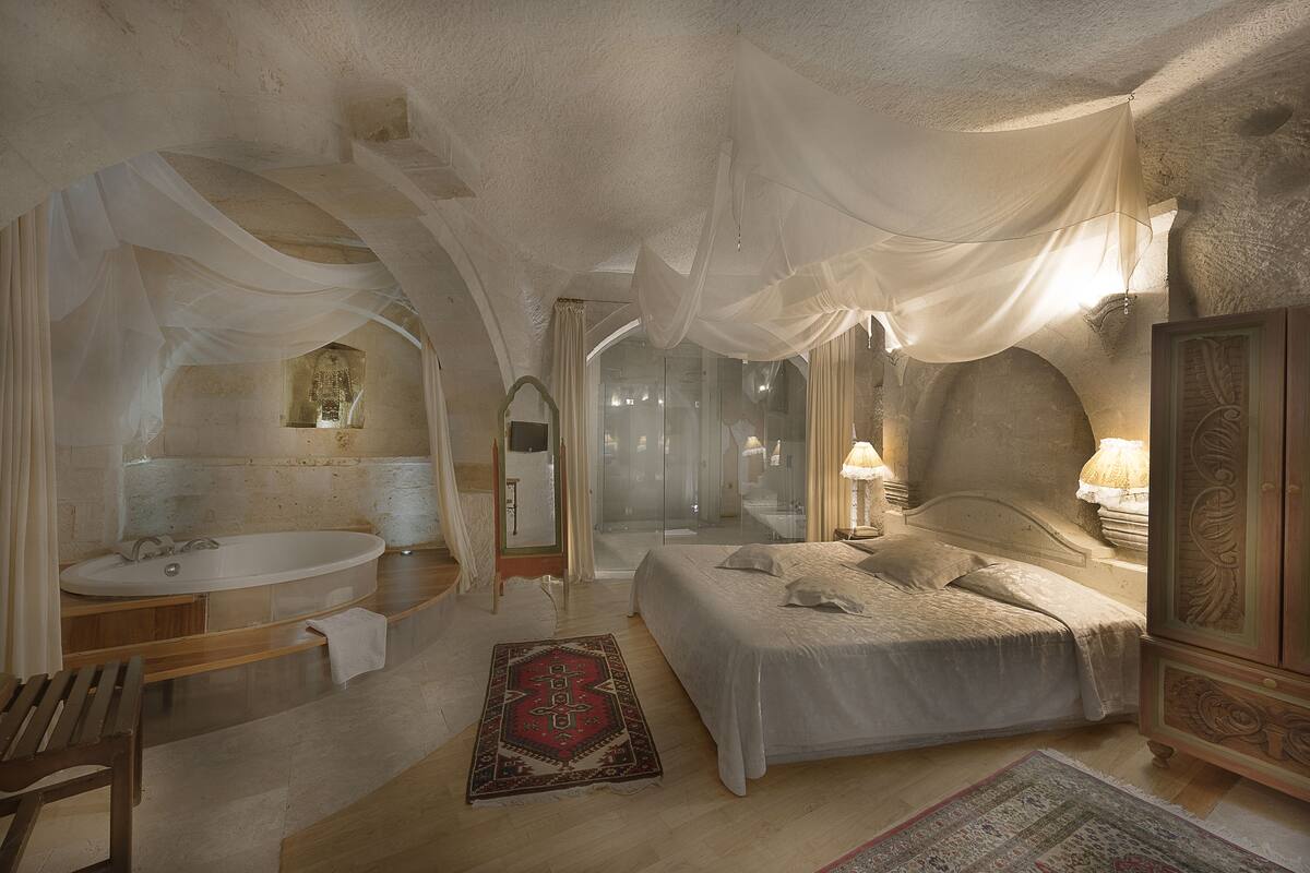 deluxe cave suite | jetted bathtub