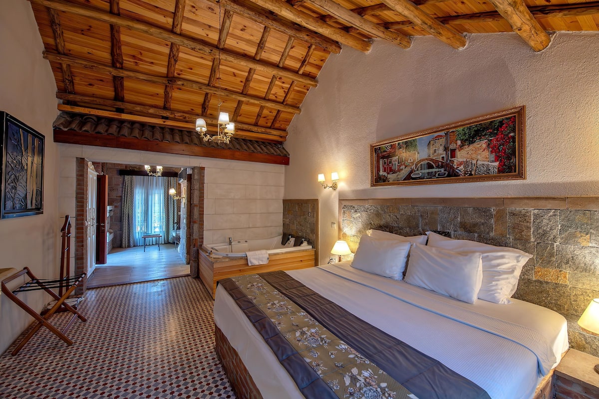 Deluxe - Jakuzi, Somine | Sengetøy av topp kvalitet, skrivebord og skrivebord for bærbar PC