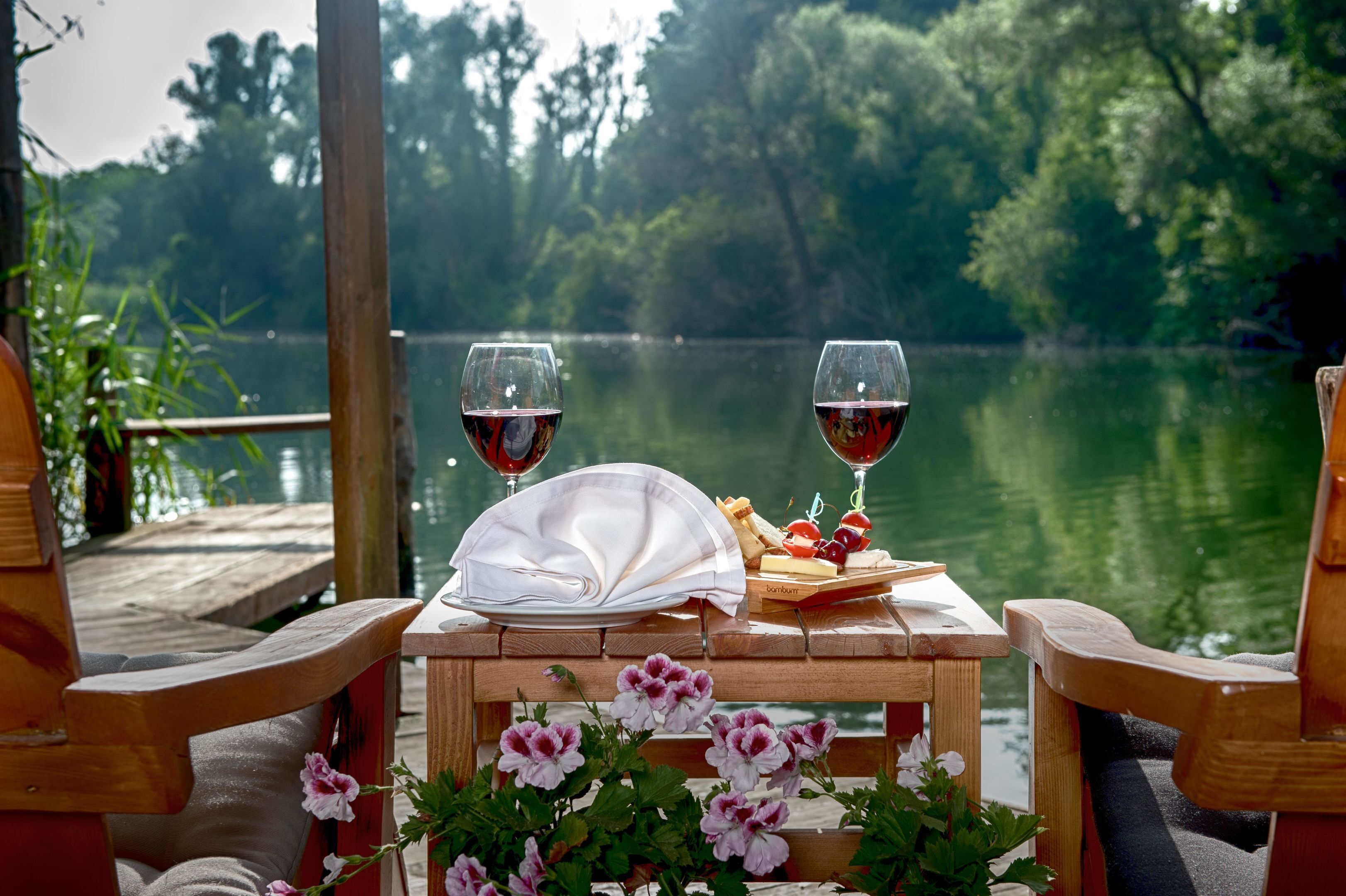 Petit déjeuner, déjeuner et dîner servis sur place, vue sur la piscine
