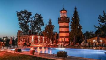 Outdoor pool, pool umbrellas