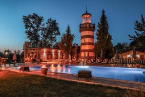 Outdoor pool, pool umbrellas - Wineport Lodge Agva (Sile)