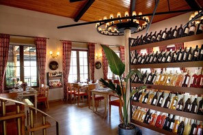 Breakfast, lunch, dinner served; pool views  - Wineport Lodge Agva (Sile)