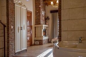 Deluxe - Jakuzi, Somine | 高档床上用品、办公桌、笔记本电脑工作区、隔音