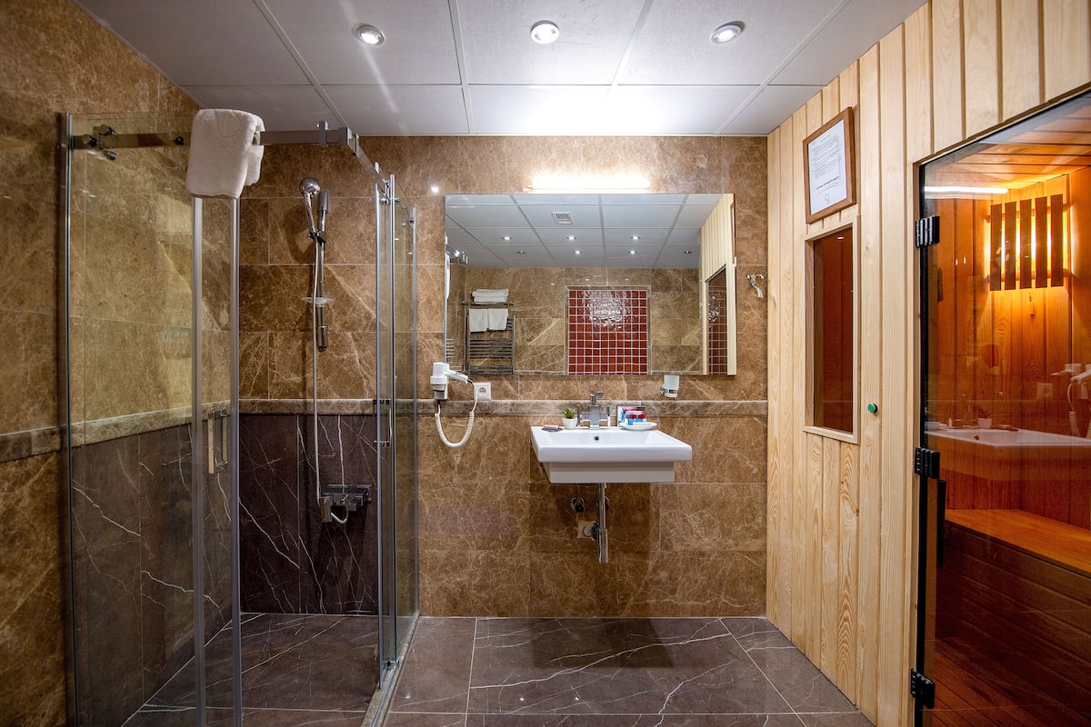 Queen - Hamam, Sauna, Jakuzi, Somine | 1 bedroom, premium bedding, desk, laptop workspace