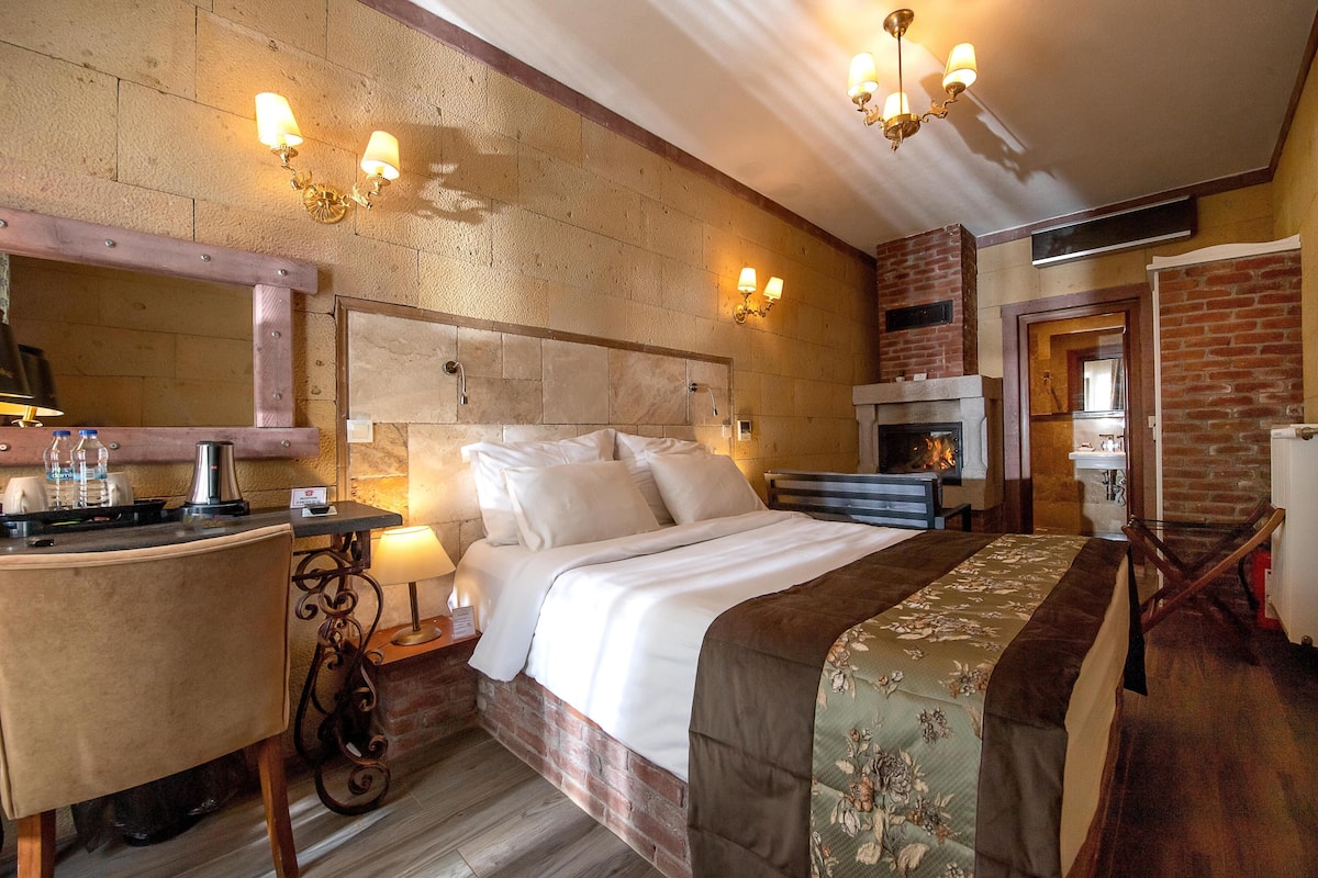 Standard | Premium bedding, desk, laptop workspace, soundproofing