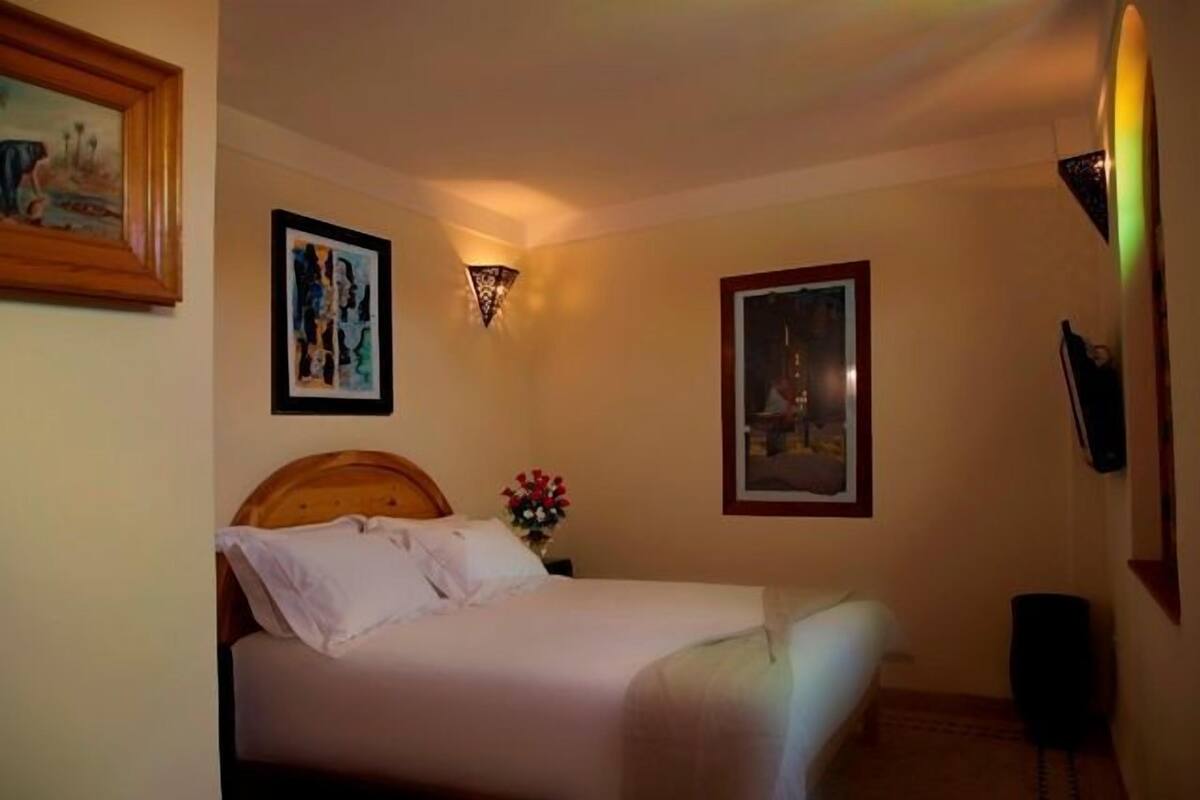 Hypo-allergenic bedding, Select Comfort beds, in-room safe, free WiFi