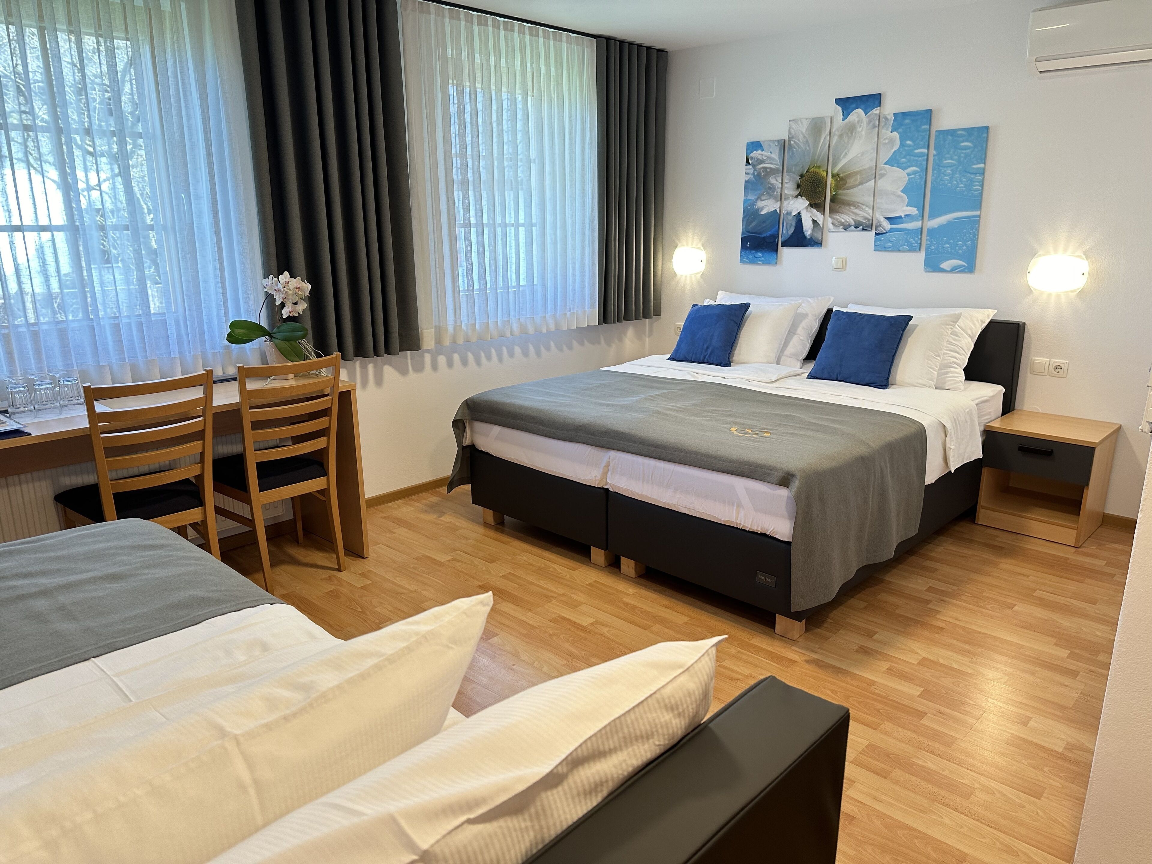 Kamar Triple Standar, ensuite | Seprai premium, minibar, brankas, dan meja kerja