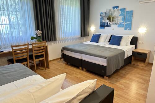 Habitación triple estándar, baño privado | Ropa de cama de alta calidad, minibar, caja fuerte y escritorio