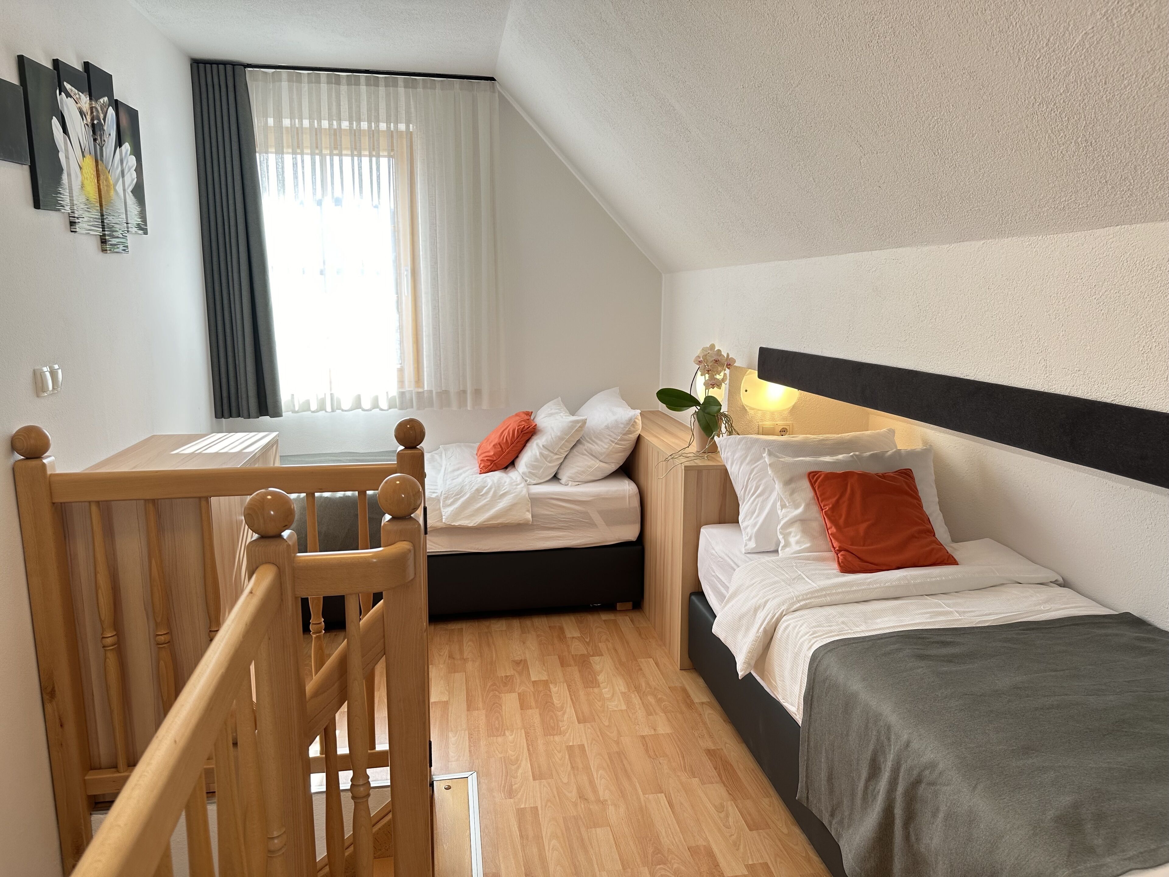 Una habitación pequeña con cama, escritorio y silla.