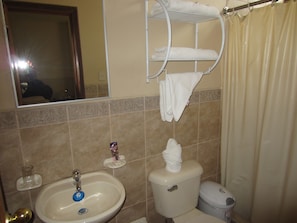 Chambre avec lits jumeaux | Salle de bain