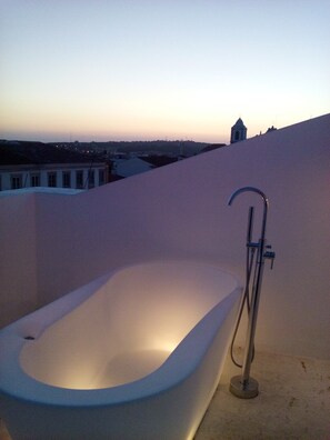 Individually decorated, individually furnished, blackout drapes - EvoraInn (Évora)