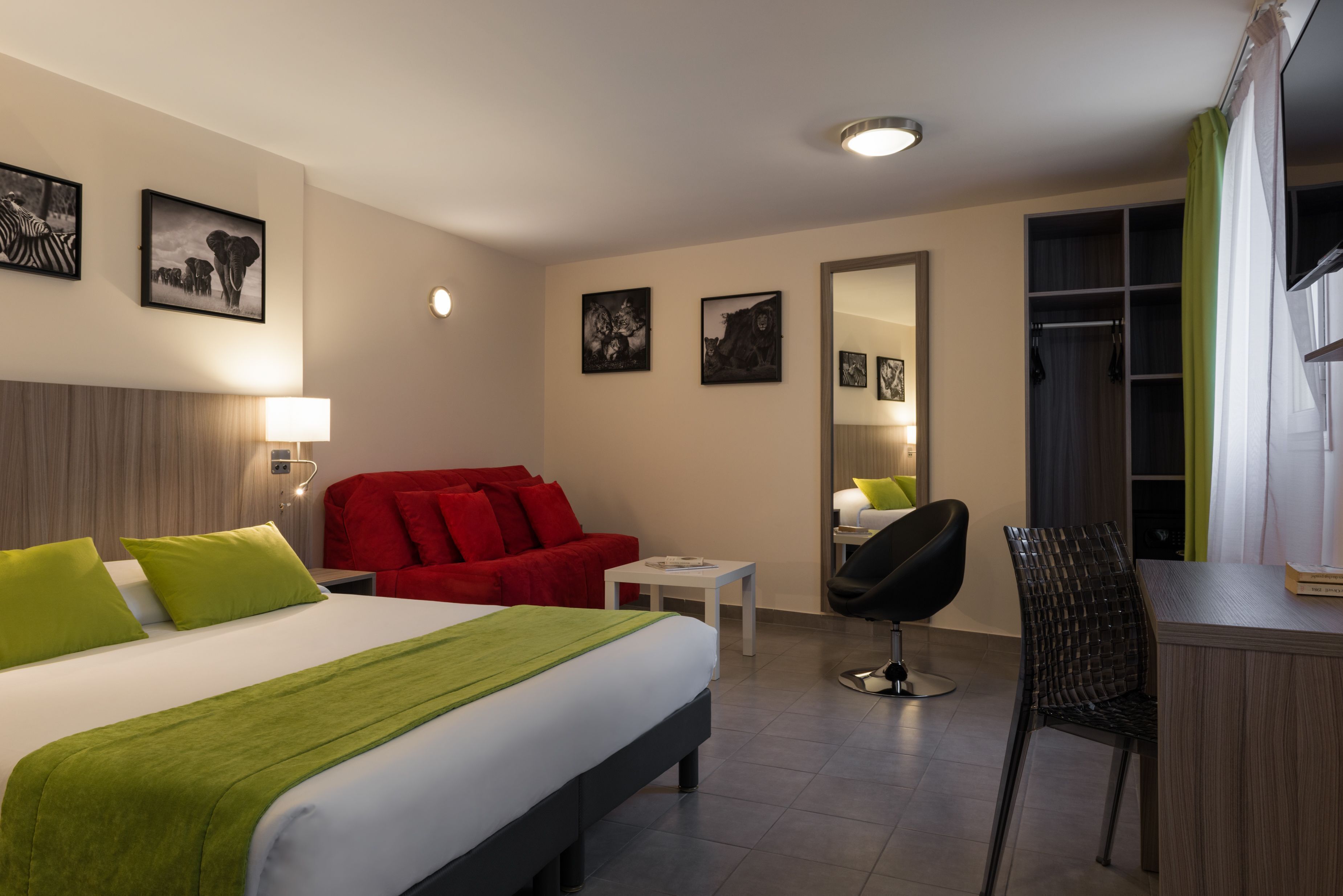 Tallelokero huoneessa, työpöytä, äänieristys, silitysrauta/-lauta