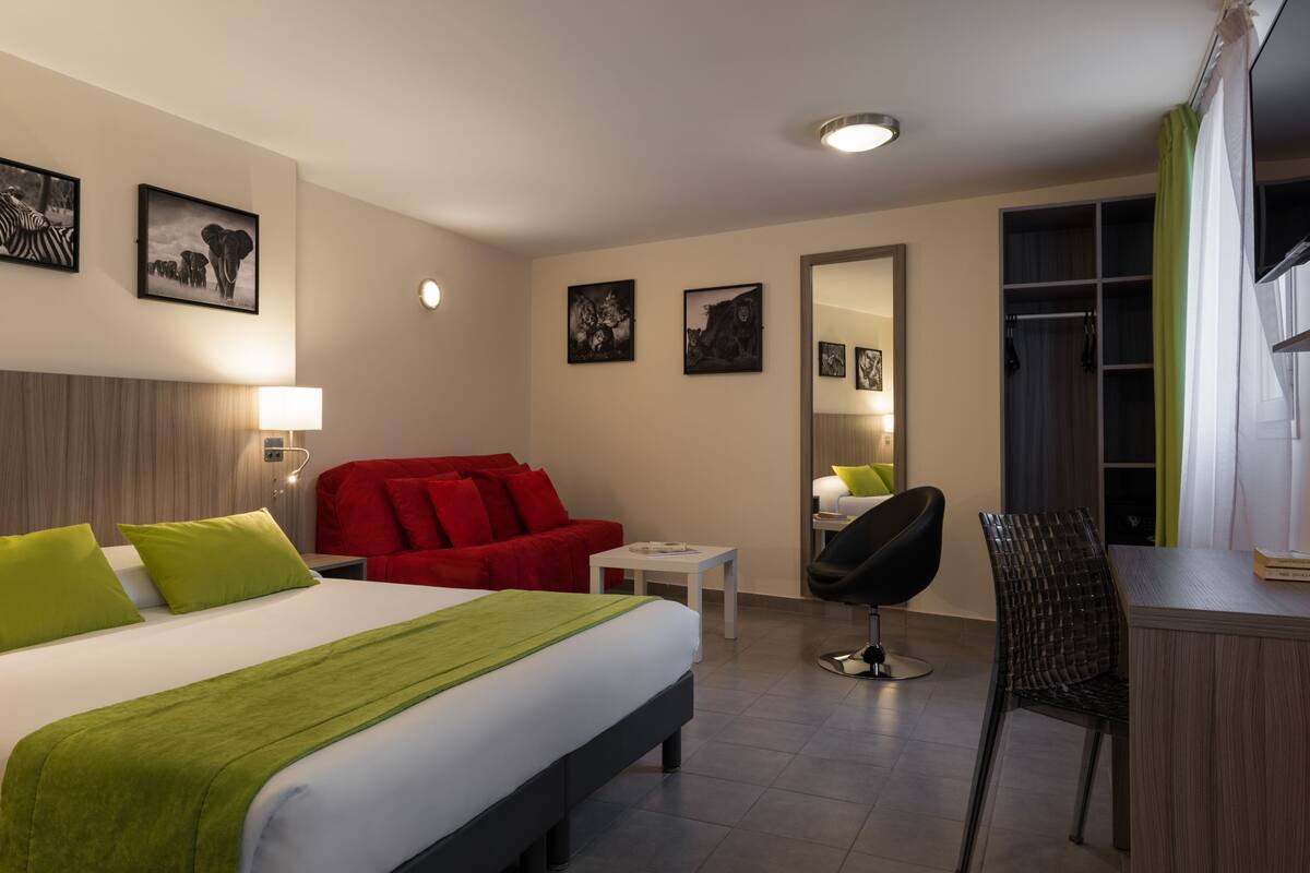 Tallelokero huoneessa, työpöytä, äänieristys, silitysrauta/-lauta