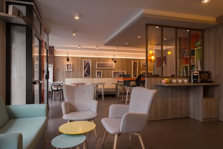 Lobby lounge