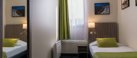 Single Room | In-room safe, desk, soundproofing, iron/ironing board