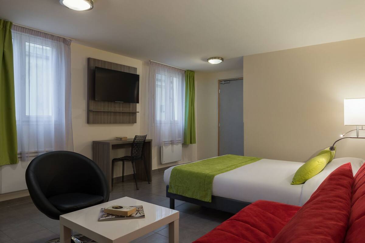 Tallelokero huoneessa, työpöytä, äänieristys, silitysrauta/-lauta