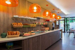 Daily buffet breakfast (EUR 12 per person) - Reims Hotel (Paris)