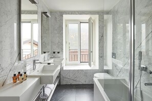 2 Story Suite, Partial Lake View | Badezimmer
