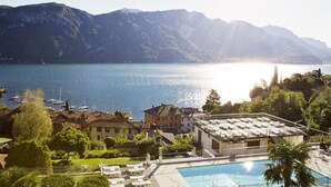 A hotel with a swimming pool, surrounded by mountains and a lake. - Hotel Belvedere (Bellagio)