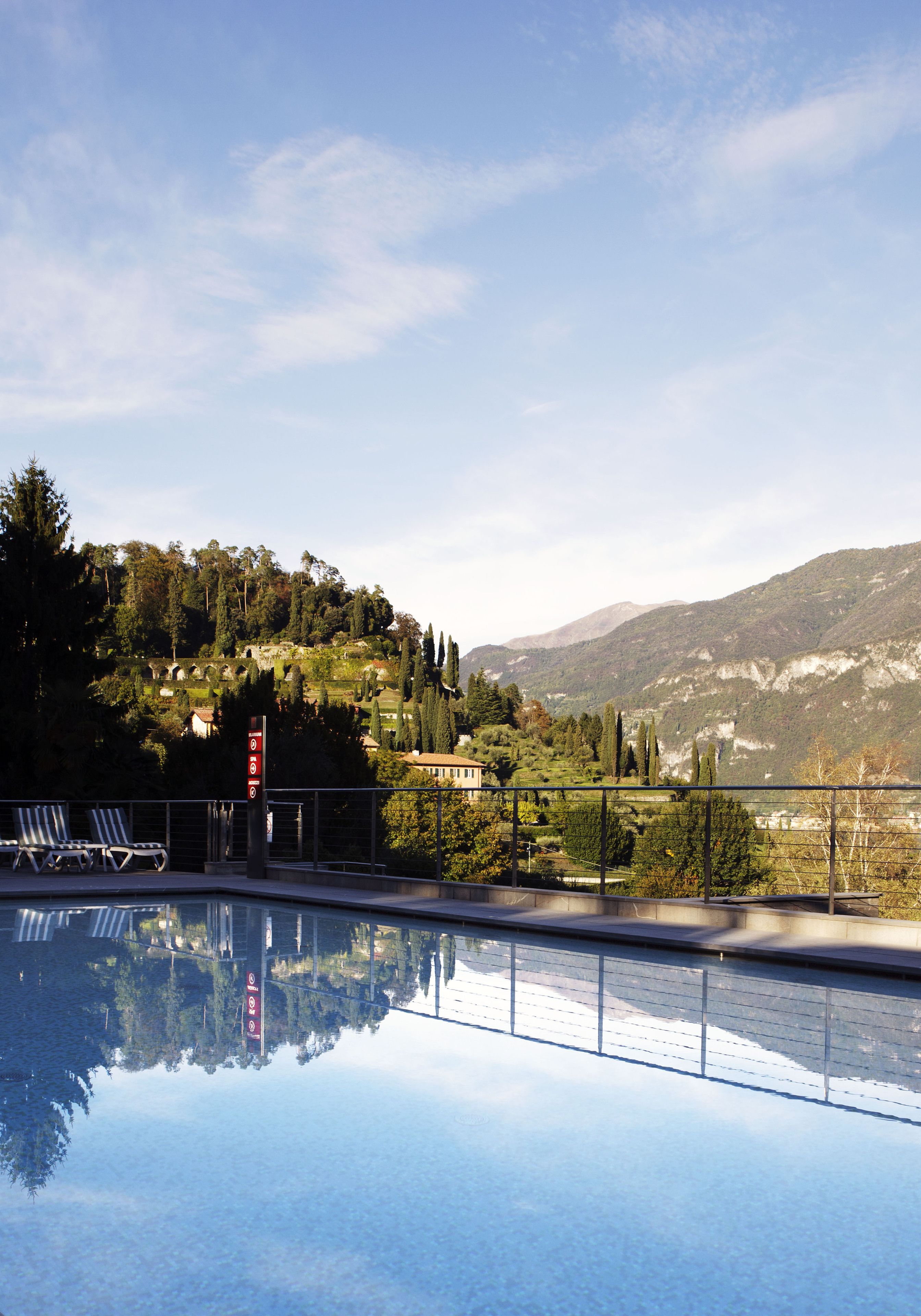 حمّام سباحة خار جي، مظلات على حمّام السباحة، مقاعد للتشمس