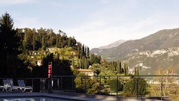 Utomhuspool, öppet 09.00 till 20.00, parasoller och solstolar
