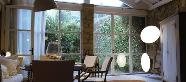 Double Room, 1 Double Bed | Living area | TV - Enoturismo NovaVila Rias Baixas Wine Design (Meis)