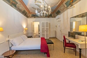 Superior Triple Room, 1 Queen Bed | Iron/ironing board, free WiFi, bed sheets - Duomo View B&B (Florence)