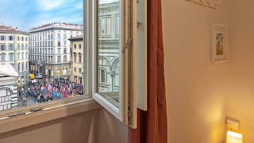 Quarto urbano, 1 cama de casal, banheiro privativo, vista para a cidade | Vista do quarto