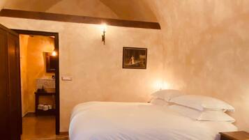 In-room safe, soundproofing, iron/ironing board, free WiFi