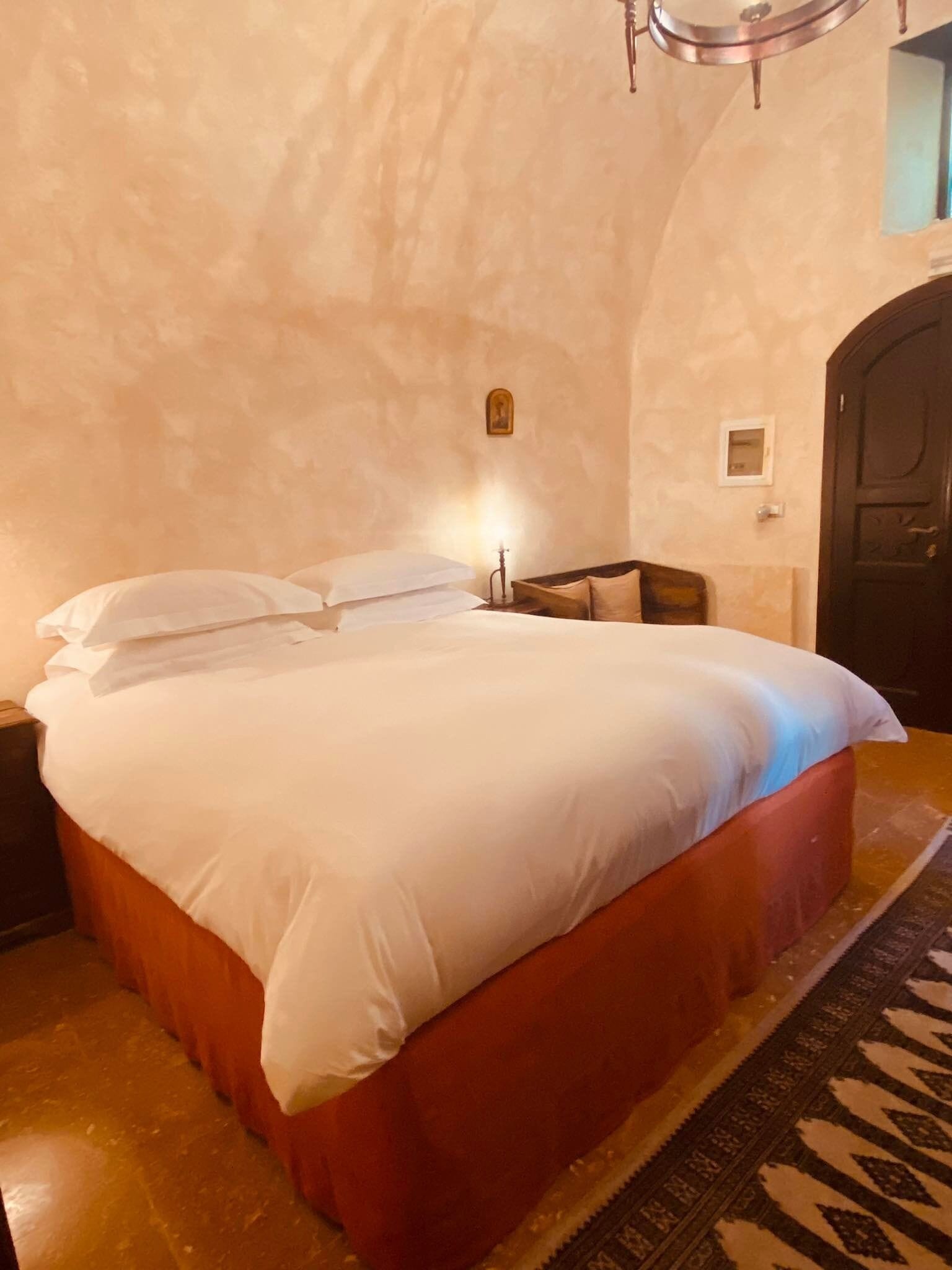 suite (knights chamber) | in-room safe, soundproofing, iron/ironing board, free wifi