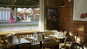 بوفيه فطور مجانًا يوميًا