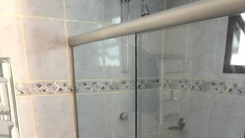 Ein Badezimmer mit Toilette, Duschkabine und Waschbecken.