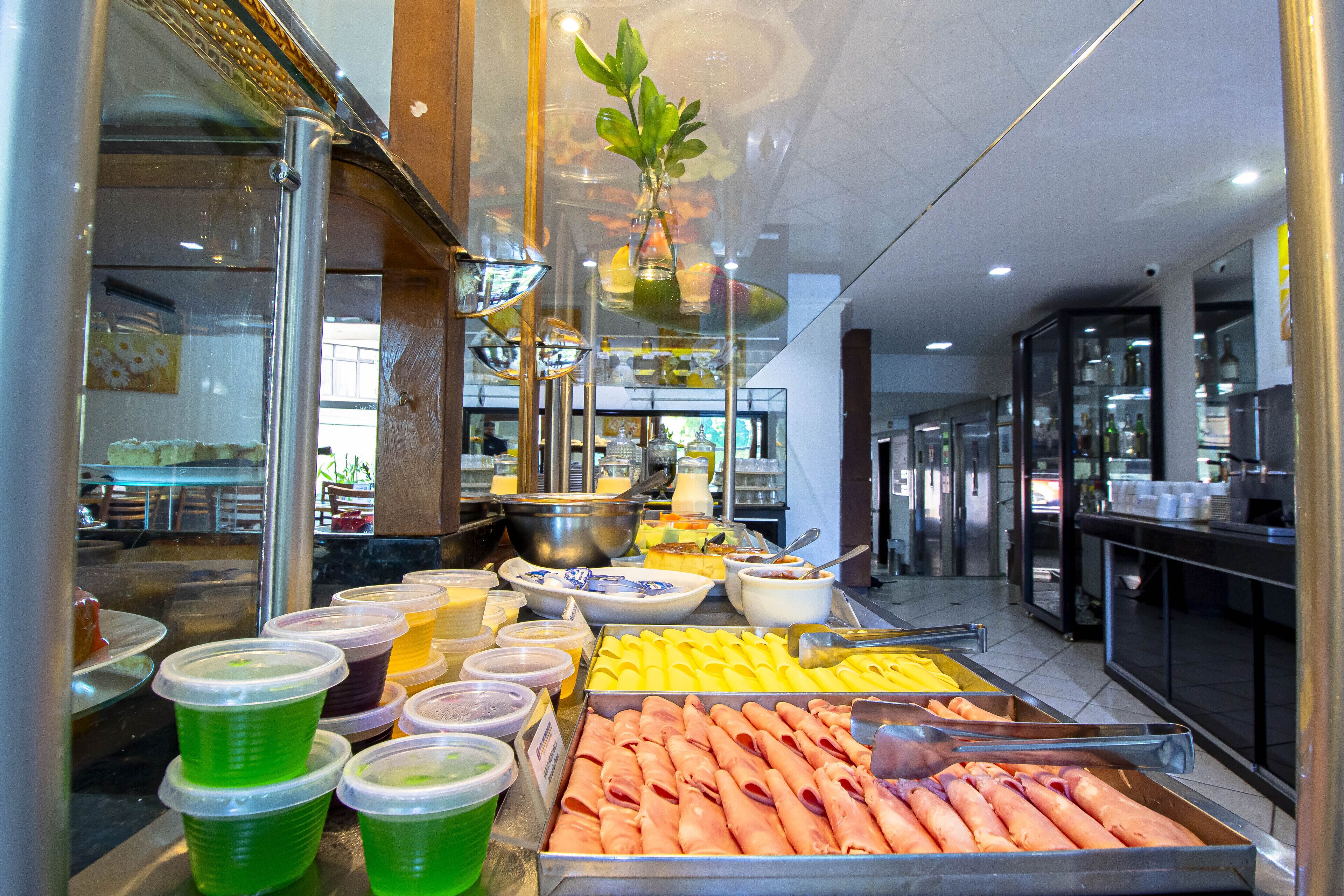 每日供應吃到飽早餐 (每人 BRL35)