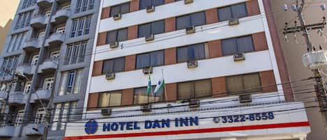 Vista frontal de la propiedad