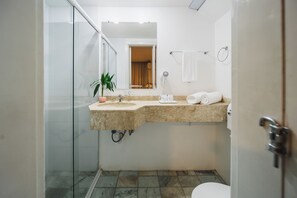 Habitación superior con 2 camas individuales, 2 camas individuales | Baño | Regadera, amenidades de baño gratuitas, toallas, jabón 