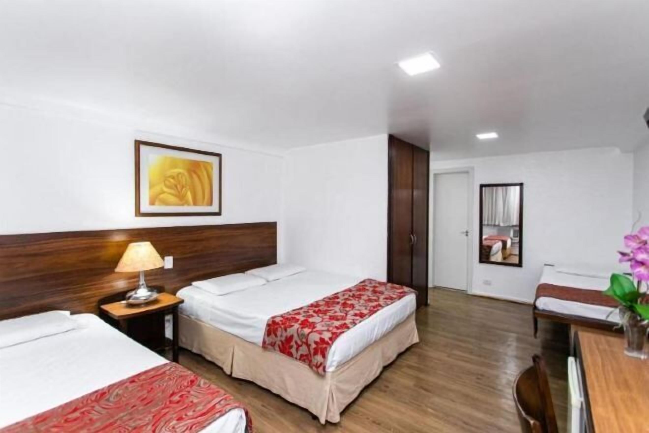 Senger med Select Comfort-madrass, safe på rommet og skrivebord