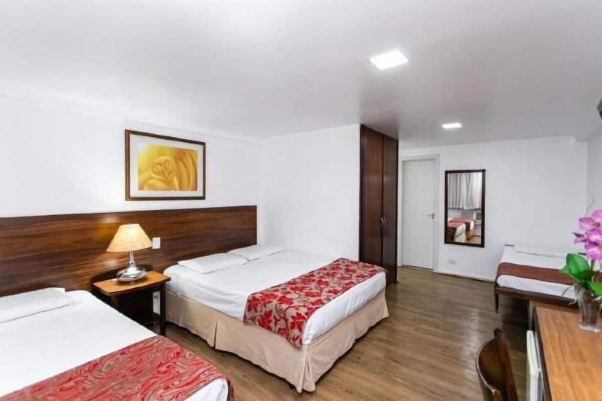 Colchones Select Comfort y caja de seguridad en la habitación