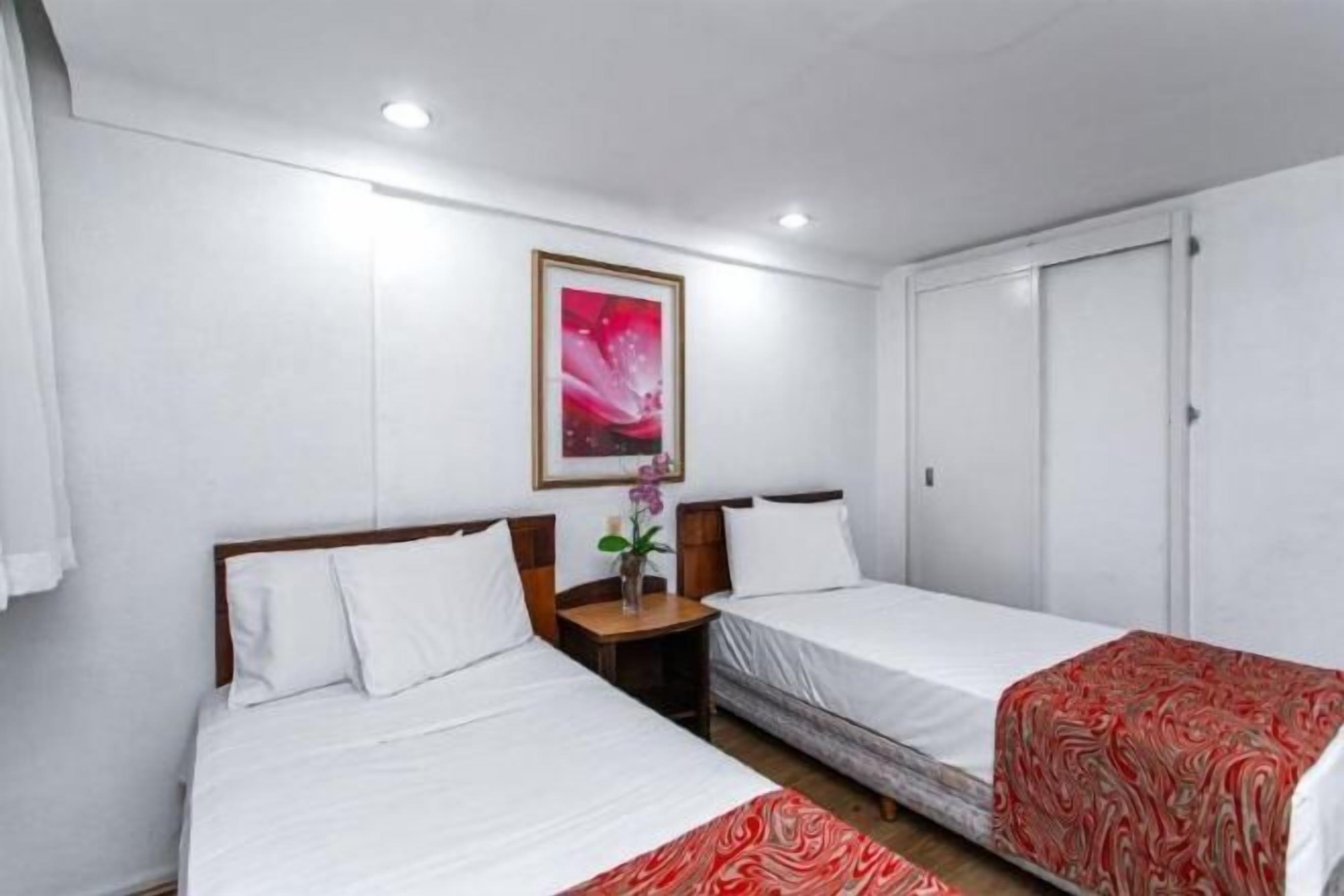 Select Comfort beds, in-room safe, desk, rollaway beds