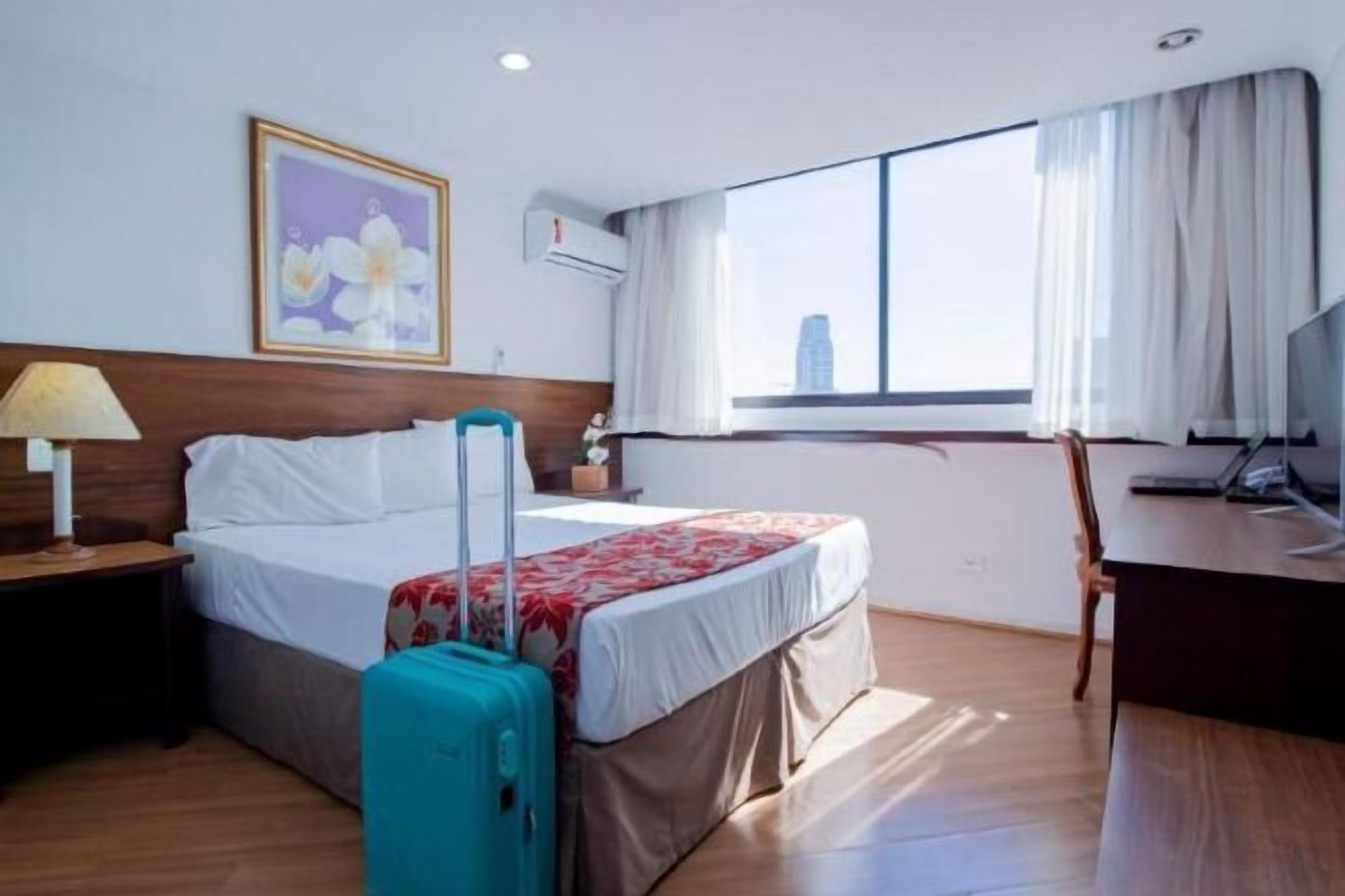 Senger med Select Comfort-madrass, safe på rommet og skrivebord