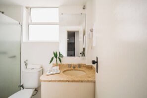 Shower, free toiletries, towels, soap - Hotel Dan Inn Curitiba Centro by Nacional Inn (Curitiba)