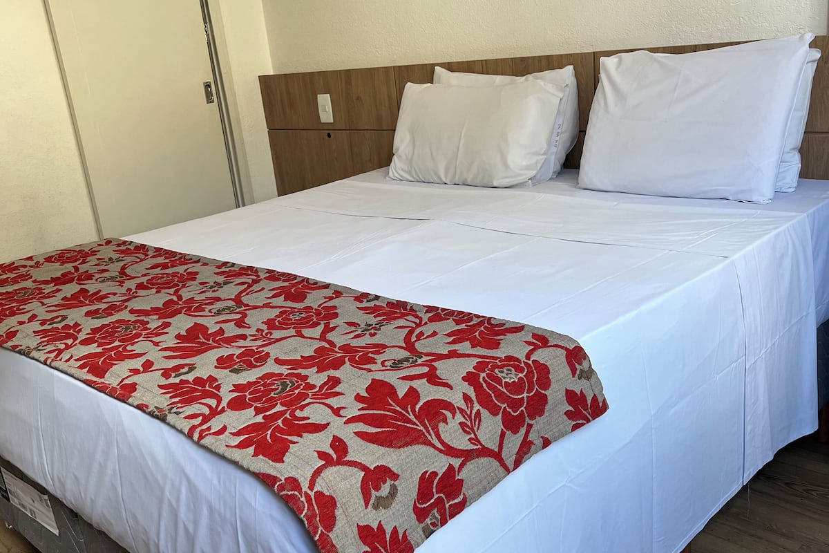 Phòng đôi Superior, 1 giường đôi | Nệm Select Comfort, két bảo mật tại phòng, bàn