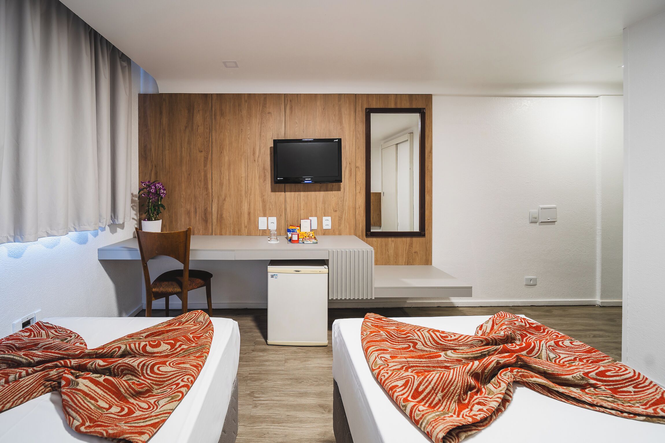 Quarto duplo superior, 2 camas de solteiro | Camas Select Comfort, cofres nos quartos, escrivaninha