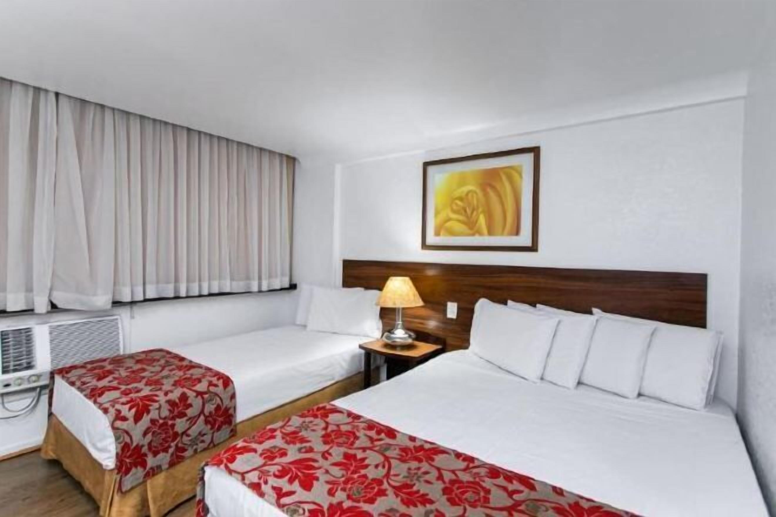 Lit avec matelas Select Comfort, coffre-fort, bureau